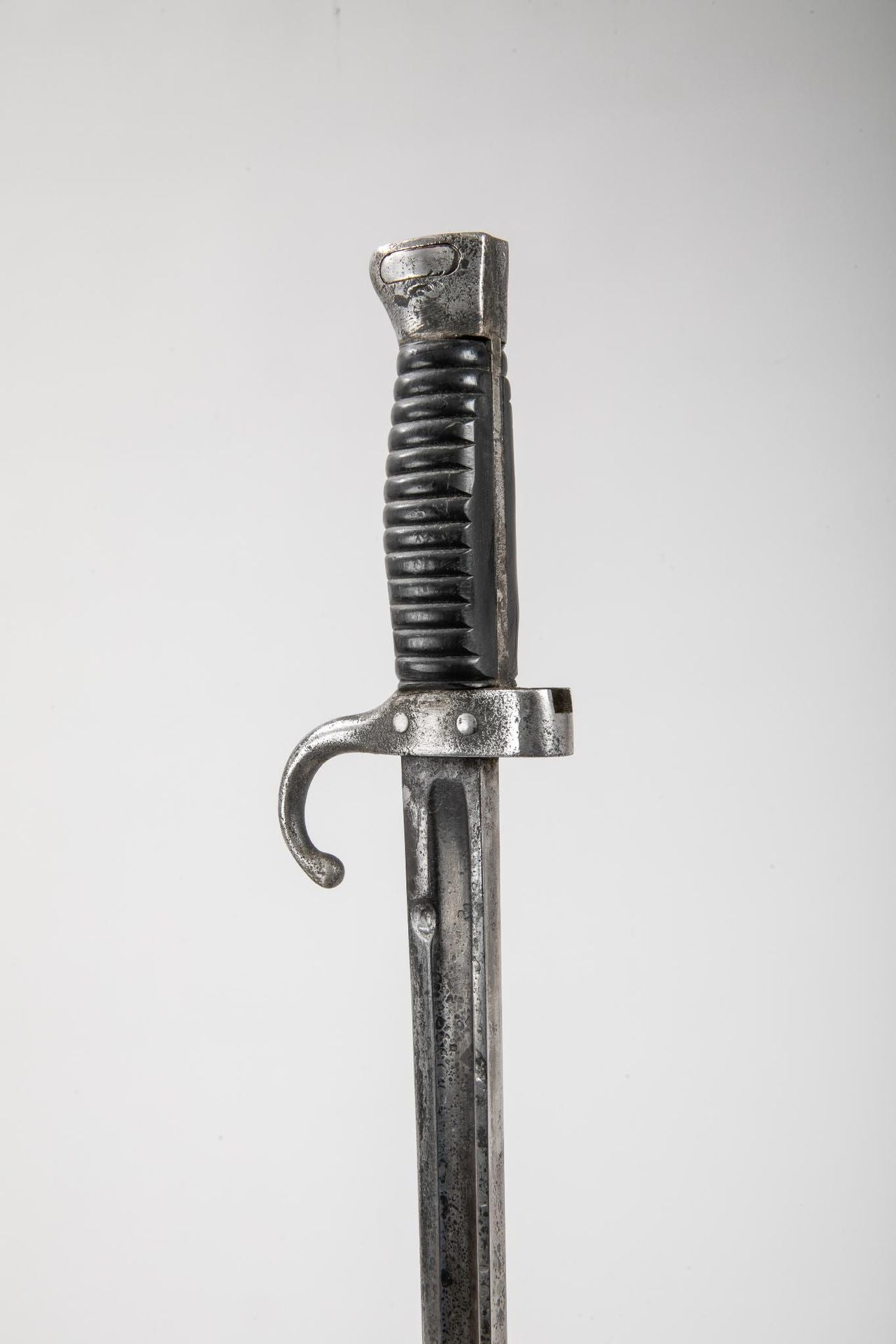 Baïonnette Modèle 1892 modifiée - Avec fourreau métallique et gousset cuir. Zoom sur poignée coté droit.
