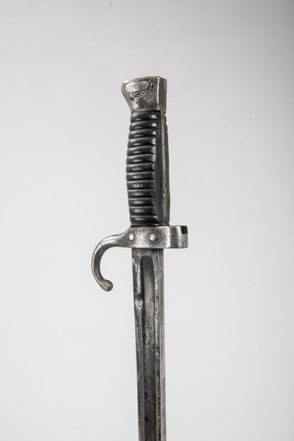 Baïonnette Modèle 1892 modifiée - Avec fourreau métallique et gousset cuir. Zoom sur poignée coté droit.