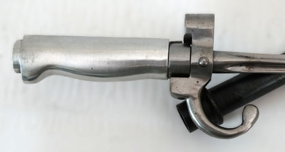 Baïonnette Rosalie Réplique Moderne – Modèle 1886/1915 WW1.
Zoom manche coté droit.