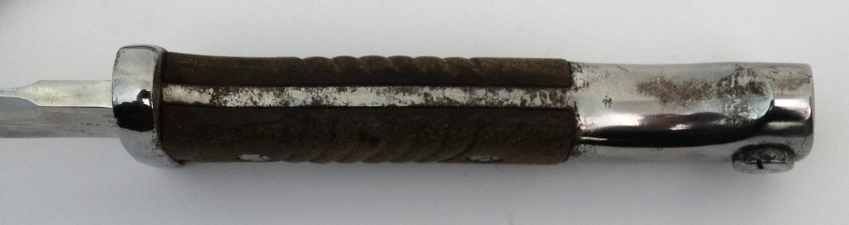 Baïonnette S84/98 III 1944 | Karabiner 98k – Wehrmacht98k – 1944.
Zoom sur poignée face C