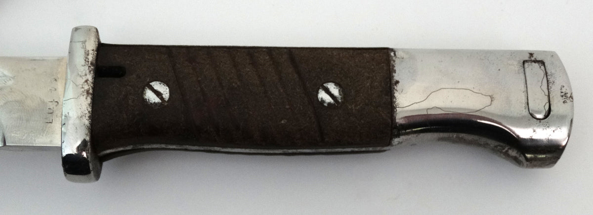 Baïonnette S84/98 III 1944 | Karabiner 98k – Wehrmacht98k – 1944.
Zoom sur poignée face A