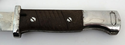 Baïonnette S84/98 III 1944 | Karabiner 98k – Wehrmacht98k – 1944.
Zoom sur poignée face A