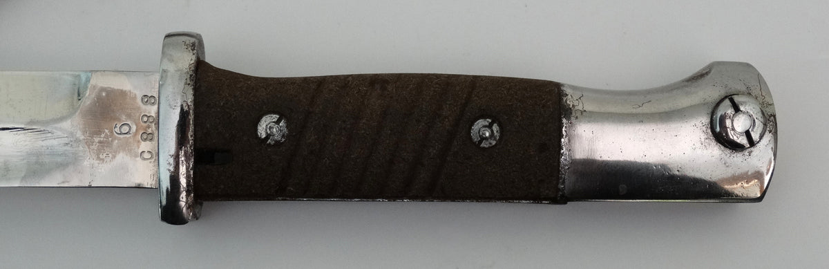 Baïonnette S84/98 III 1944 | Karabiner 98k – Wehrmacht98k – 1944.
Zoom sur poignée face B