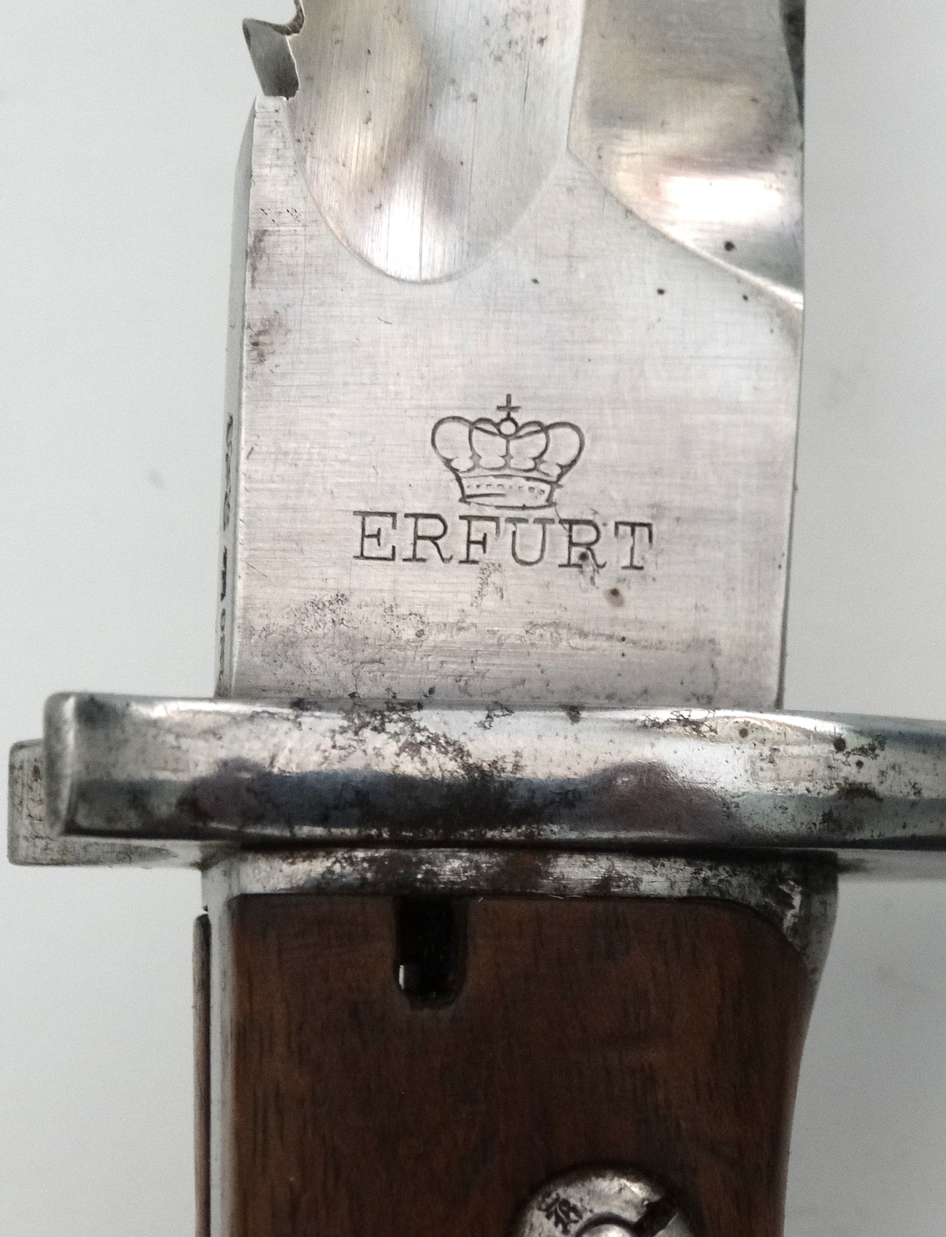 Baïonnette S98/05 a.A.S. Erfurt W09 à Dents de Scie | Fourreau Cuir Régimenté WW1.
Zoom sur marquage ERFURT