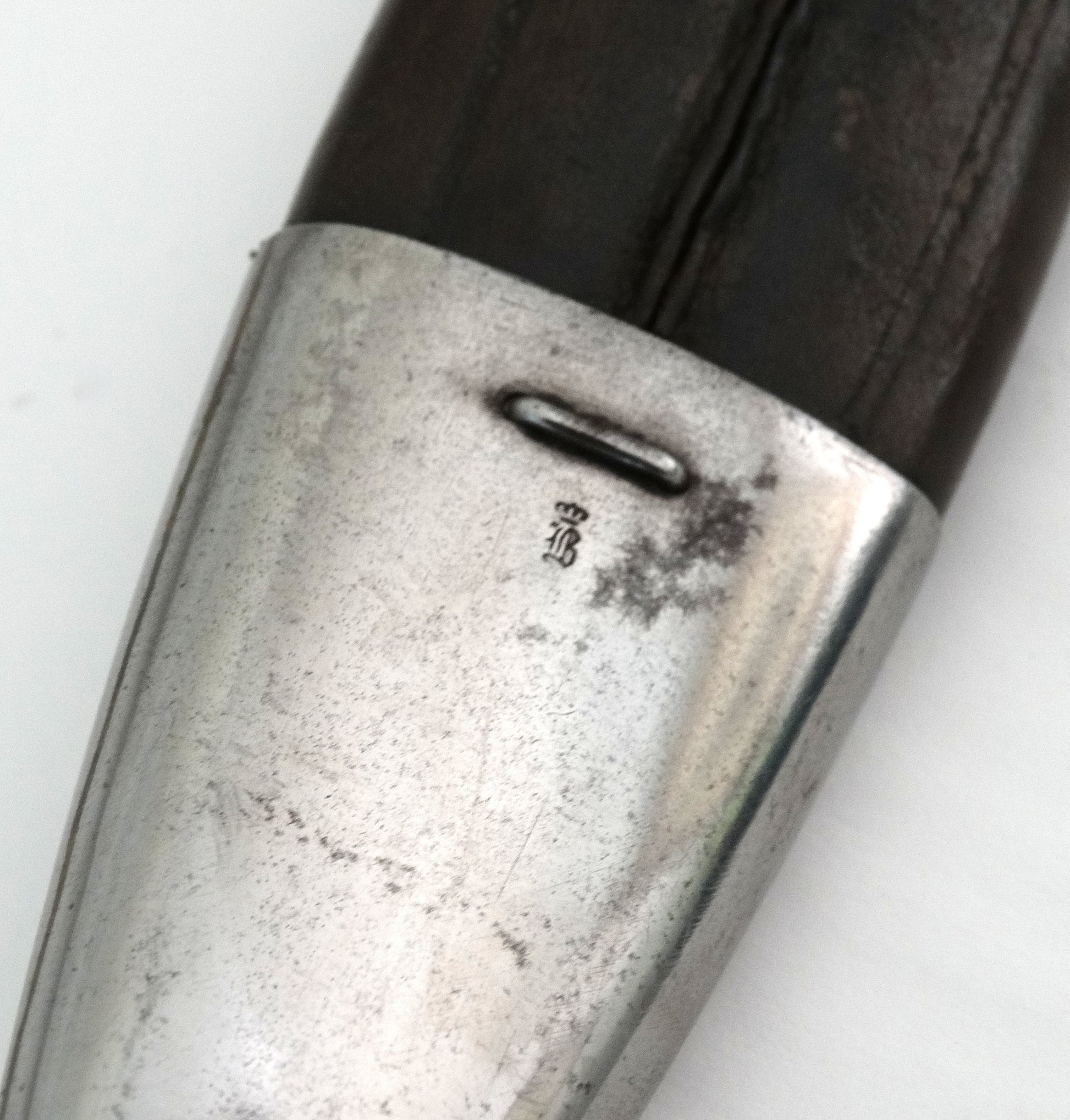 Baïonnette S98/05 a.A.S. Erfurt W09 à Dents de Scie | Fourreau Cuir Régimenté WW1.
Zoom sur poinçon garniture fourreau.