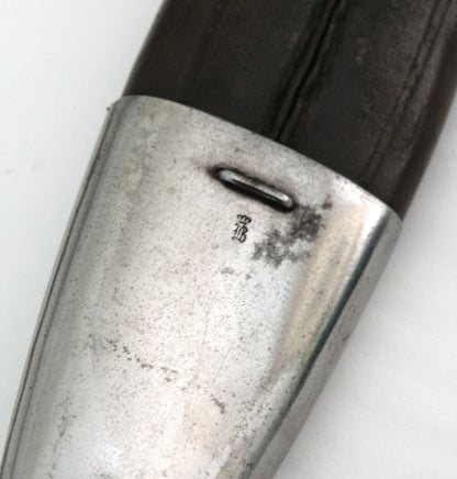 Baïonnette S98/05 a.A.S. Erfurt W09 à Dents de Scie | Fourreau Cuir Régimenté WW1.
Zoom sur poinçon garniture fourreau.
