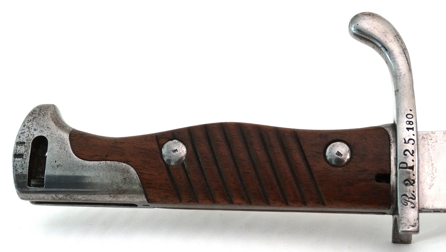 Baïonnette S98/05 a.A.S. Erfurt W09 à Dents de Scie | Fourreau Cuir Régimenté WW1.
Zoom sur manche face A
