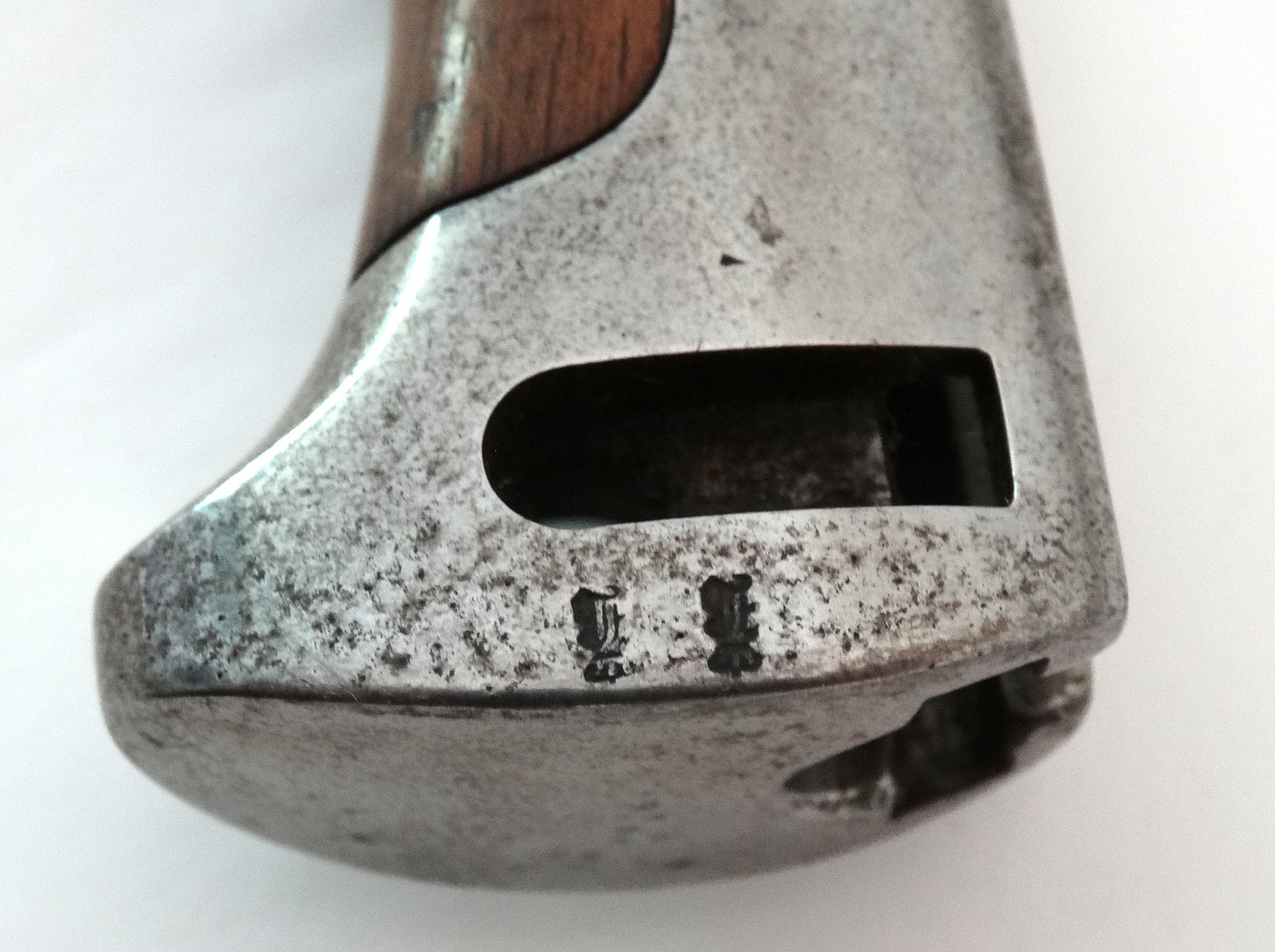 Baïonnette S98/05 a.A.S. Erfurt W09 à Dents de Scie | Fourreau Cuir Régimenté WW1.
Zoom sur talon de manche .
