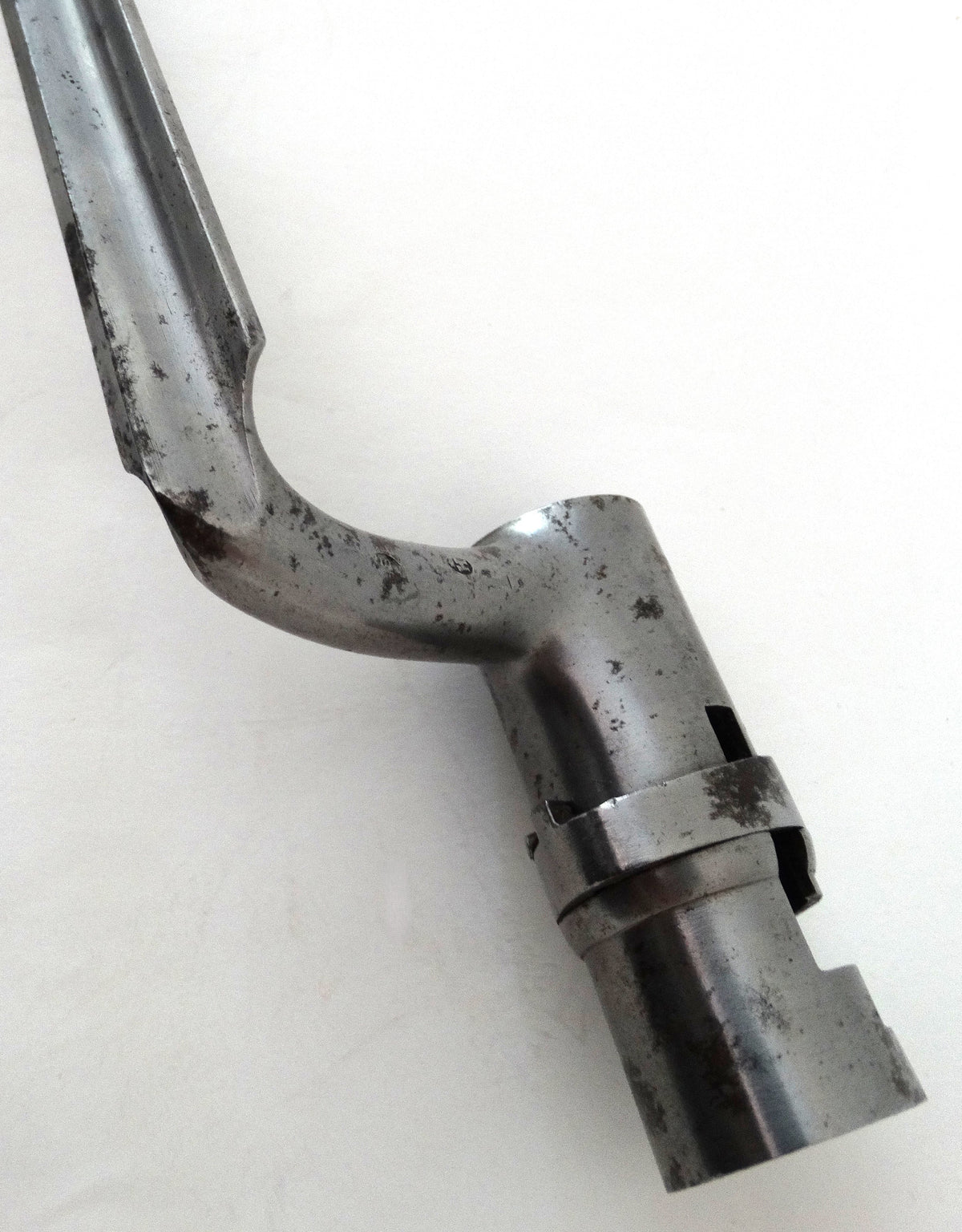  Baïonnette à Douille Modèle 1822 • Arme Réglementaire XIXᵉ Siècle – Collection Militaria.
Zoom sur douille et marquage face B du dessous