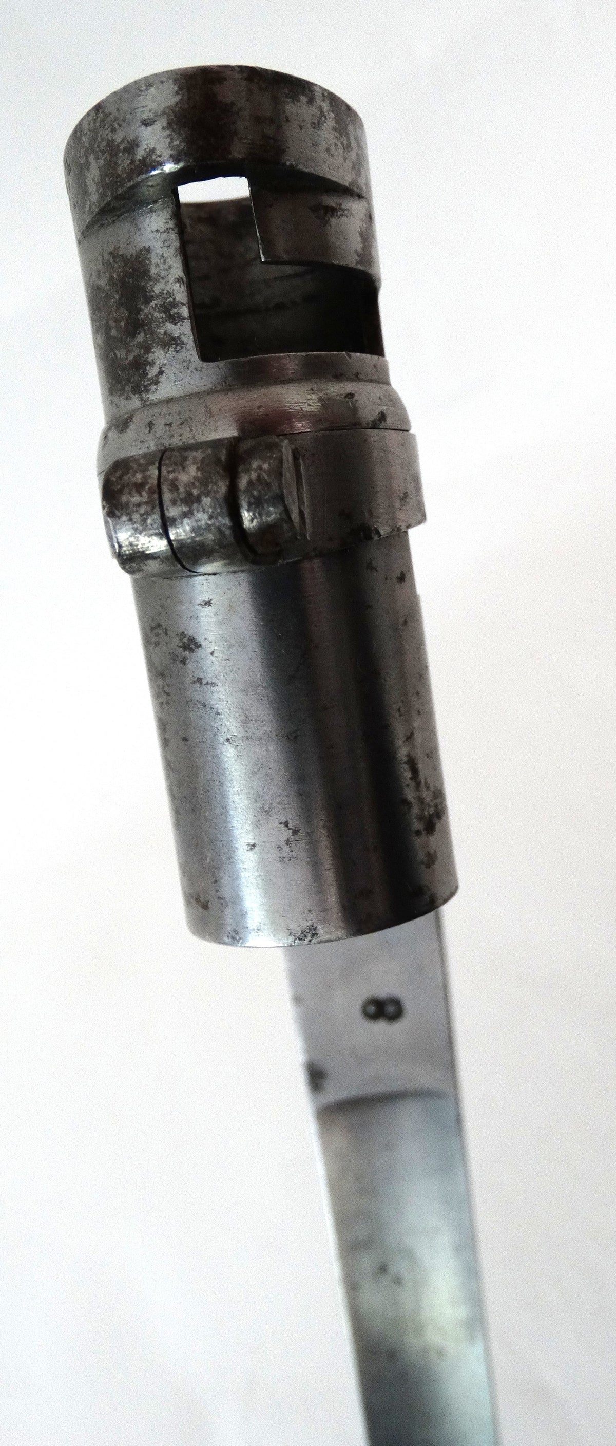  Baïonnette à Douille Modèle 1822 • Arme Réglementaire XIXᵉ Siècle – Collection Militaria.
Zoom sur douille et marquage face C