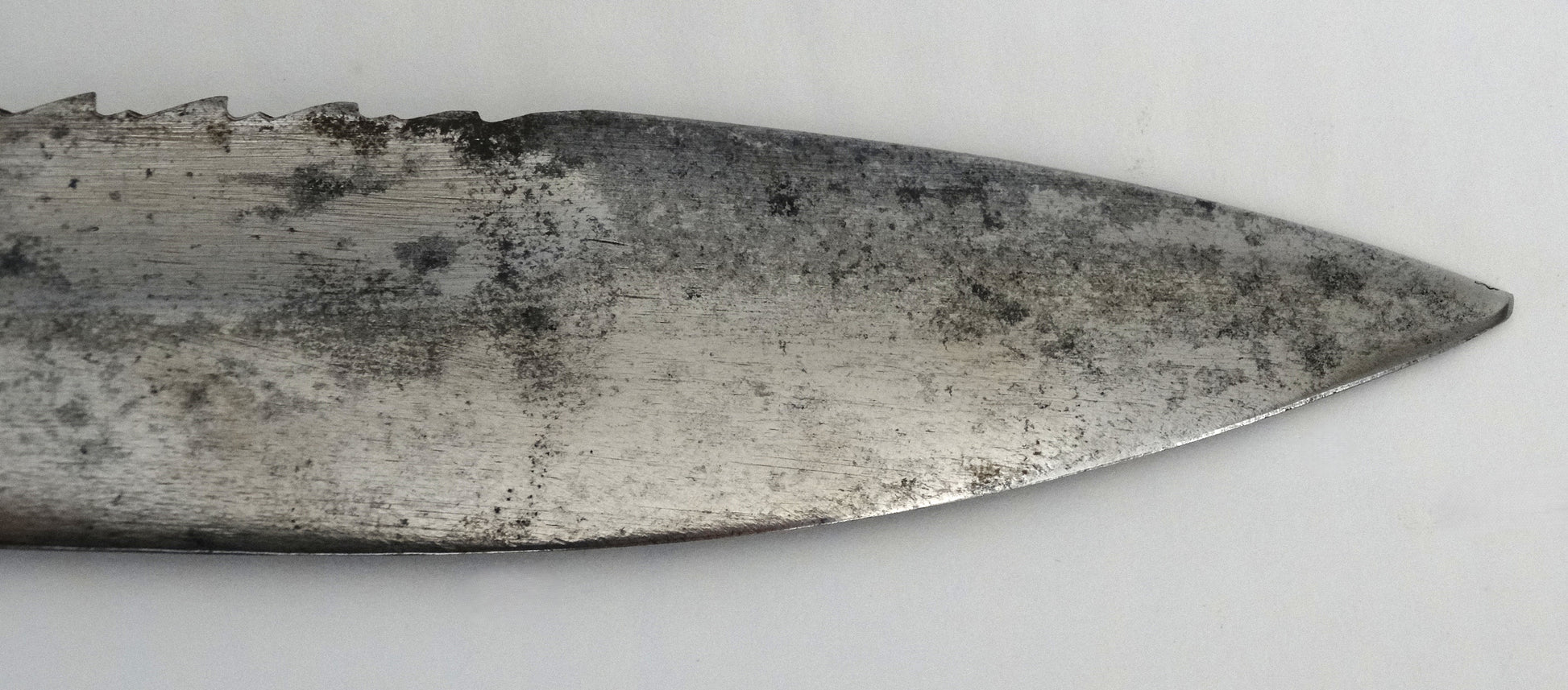 Baïonnette allemande S98/05 à dents de scie – Hammesfahr 1916 – WW1.
Zoom sur pointe de lame coté droit.