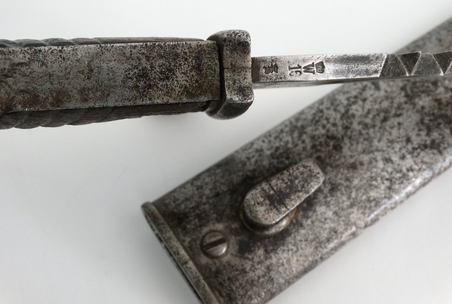 Baïonnette allemande S98/05 à dents de scie 1916 – Stahlblume Schleutermann Remscheid. 
Zoom sur marquage plat de lame.