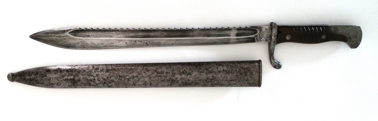 Baïonnette allemande S98/05 à dents de scie 1916 – Stahlblume Schleutermann Remscheid. 
Vue intégrale hors fourreau coté gauche.