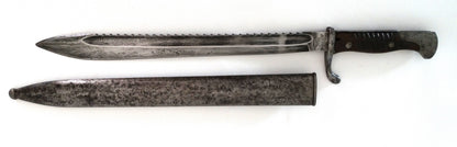 Baïonnette allemande S98/05 à dents de scie 1916 – Stahlblume Schleutermann Remscheid. 
Vue intégrale hors fourreau coté gauche.