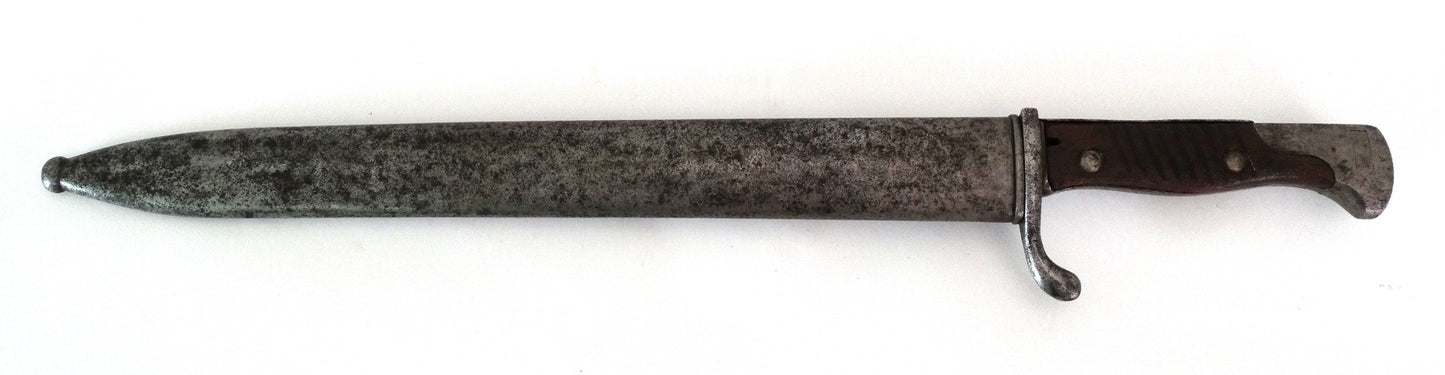 Baïonnette allemande S98/05 à dents de scie 1916 – Stahlblume Schleutermann Remscheid. 
Vue intégrale lame dans fourreau coté gauche.