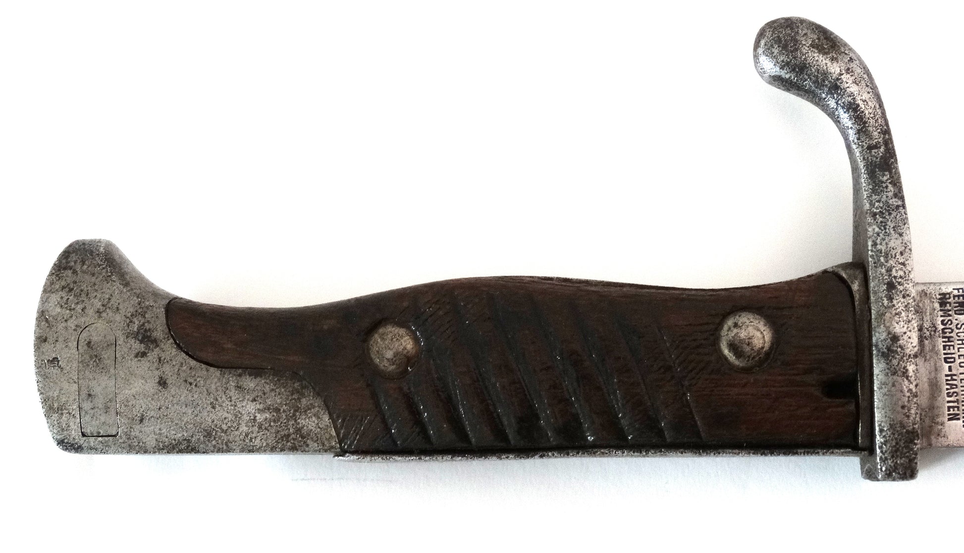 Baïonnette allemande S98/05 à dents de scie 1916 – Stahlblume Schleutermann Remscheid. 
Zoom sur manche coté gauche.