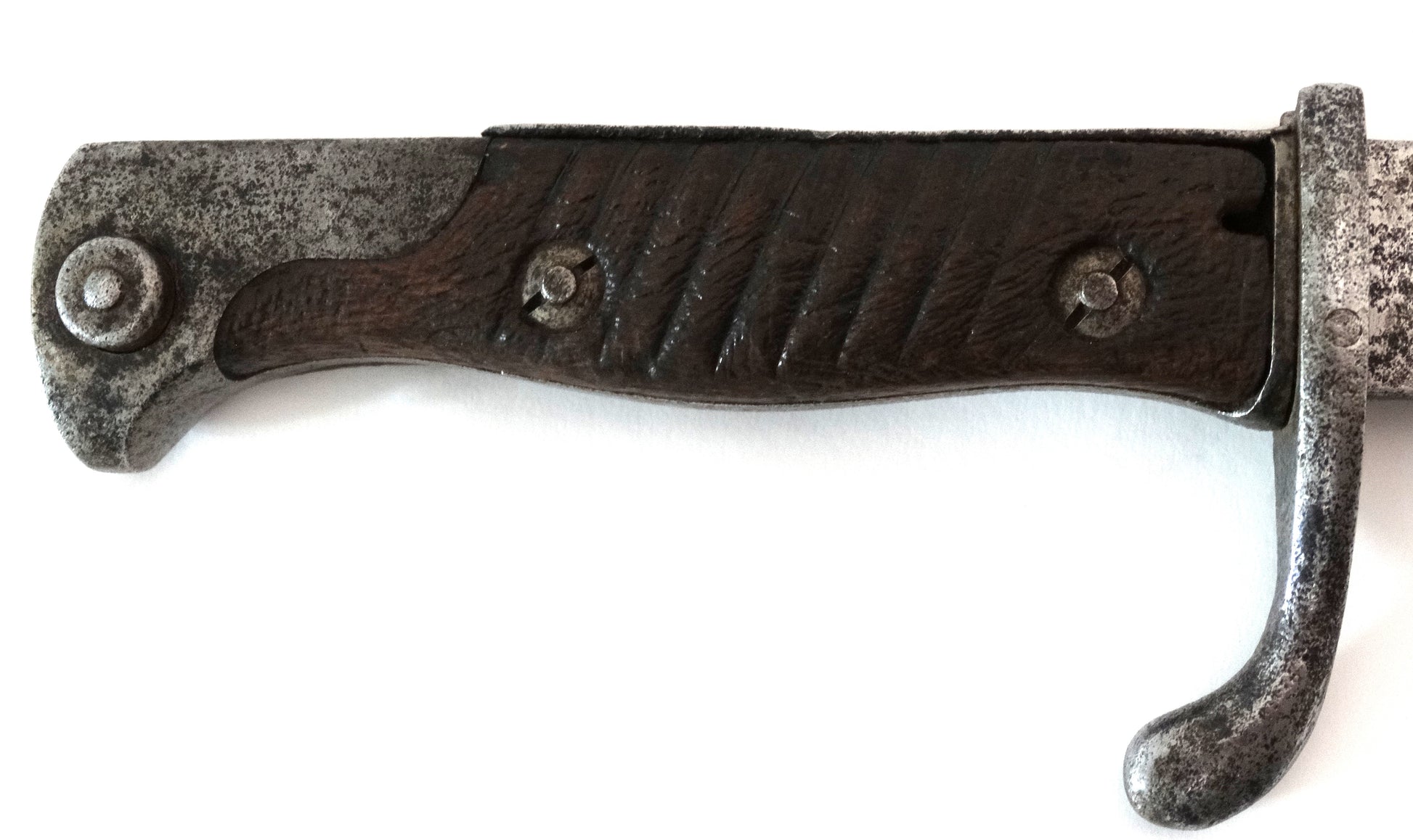 Baïonnette allemande S98/05 à dents de scie 1916 – Stahlblume Schleutermann Remscheid. 
Zoom sur manche coté droit.