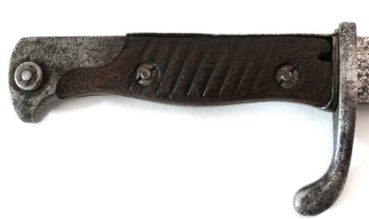 Baïonnette allemande S98/05 à dents de scie 1916 – Stahlblume Schleutermann Remscheid. 
Zoom sur manche coté droit.
