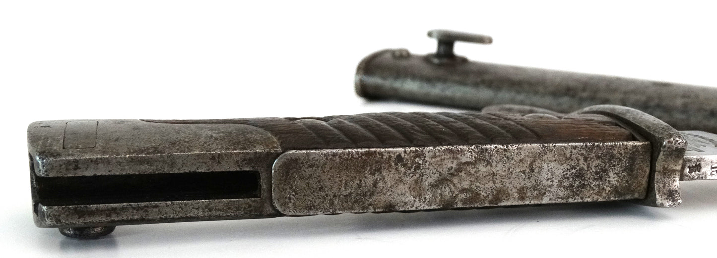 Baïonnette allemande S98/05 à dents de scie 1916 – Stahlblume Schleutermann Remscheid. 
Zoom sur manche arrière.