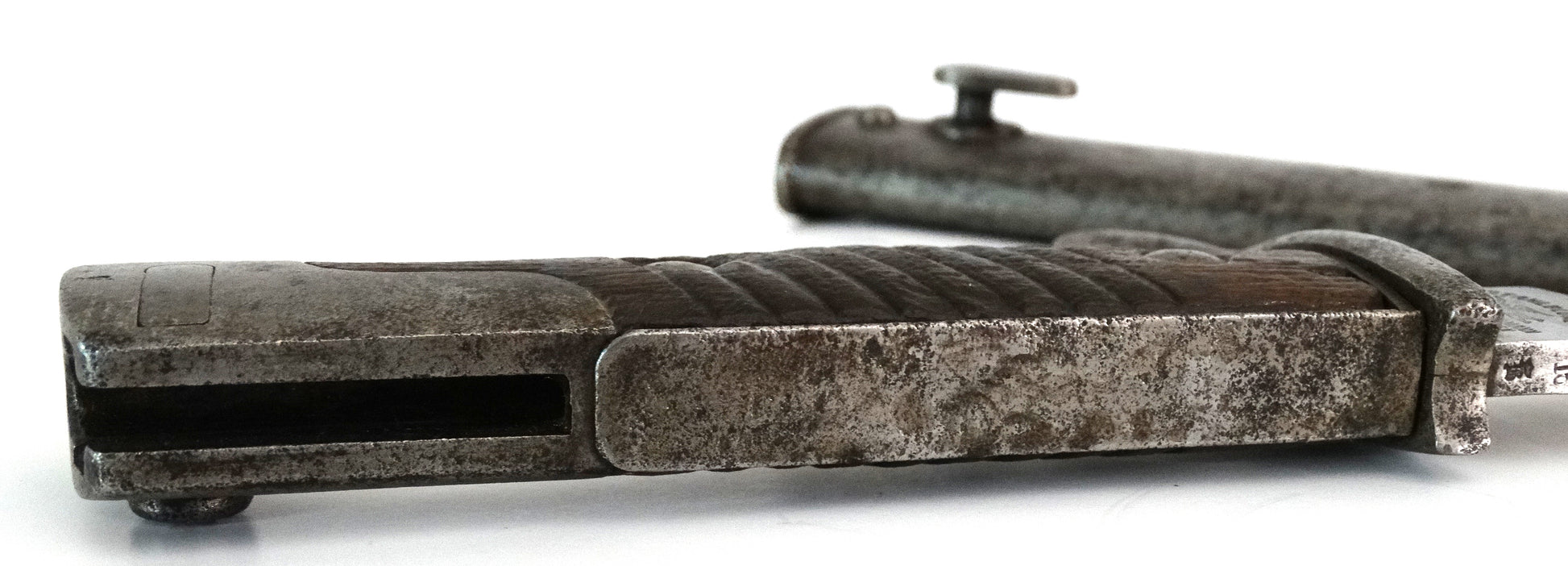 Baïonnette allemande S98/05 à dents de scie 1916 – Stahlblume Schleutermann Remscheid. 
Zoom sur manche arrière.