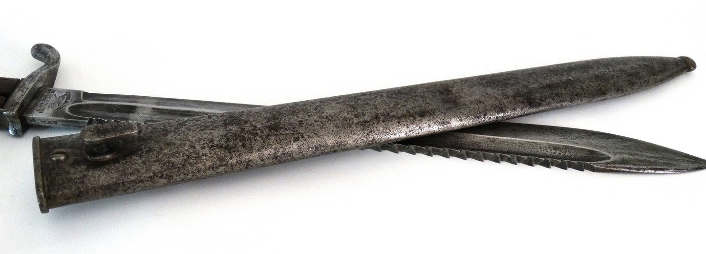 Baïonnette allemande S98/05 à dents de scie 1916 – Stahlblume Schleutermann Remscheid. 
Vue intégrale fourreau coté droit.