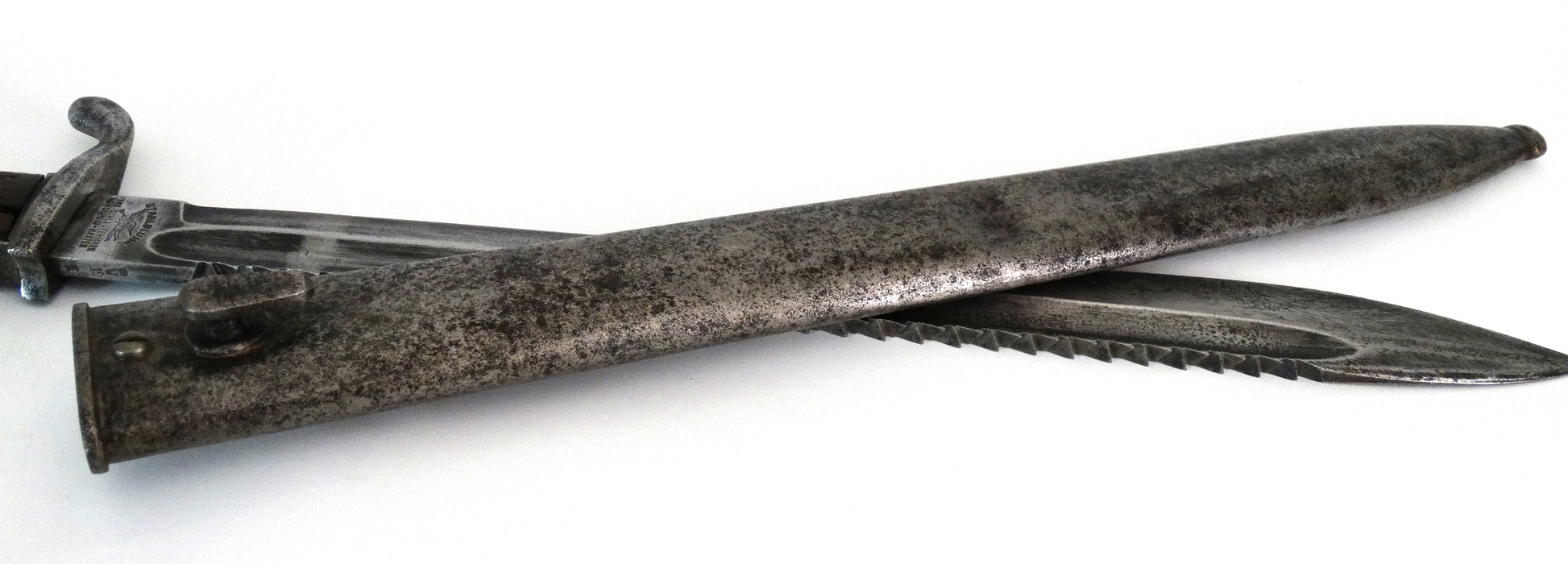 Baïonnette allemande S98/05 à dents de scie 1916 – Stahlblume Schleutermann Remscheid. 
Vue intégrale fourreau coté droit.