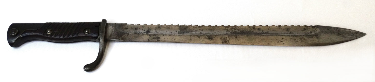 Baïonnette allemande S98/05 à dents de scie – Hammesfahr 1916 – WW1.
Vue intégrale coté droit.