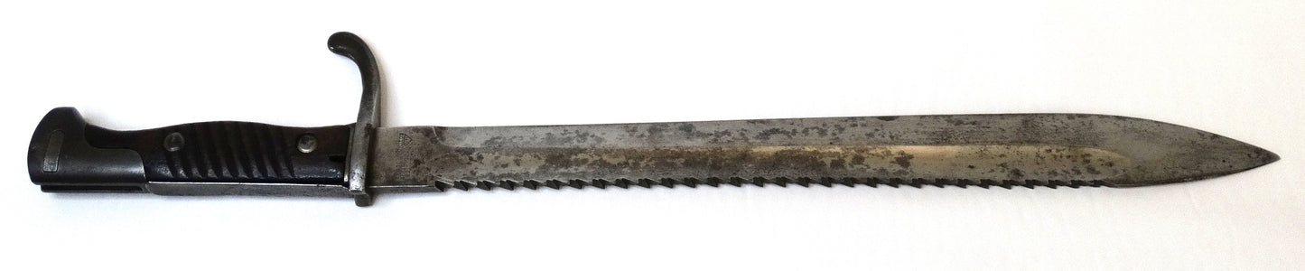 Baïonnette allemande S98/05 à dents de scie – Hammesfahr 1916 – WW1.
Vue intégrale coté gauche.
