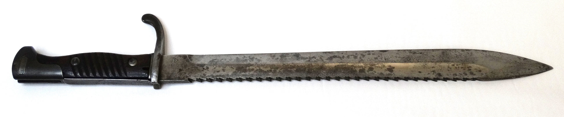 Baïonnette allemande S98/05 à dents de scie – Hammesfahr 1916 – WW1.
Vue intégrale coté gauche.