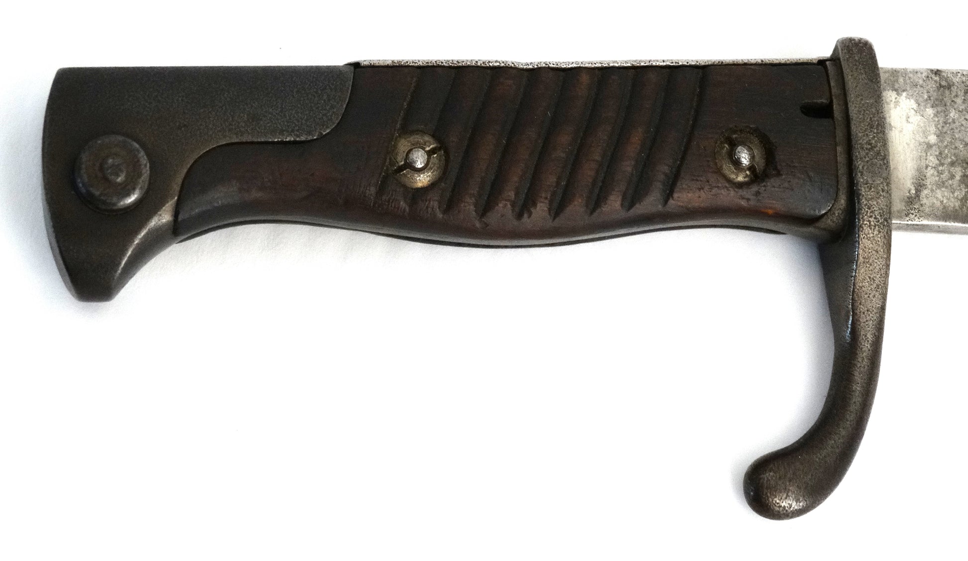 Baïonnette allemande S98/05 à dents de scie – Hammesfahr 1916 – WW1.
Zoom sur plaquette bois coté droit.