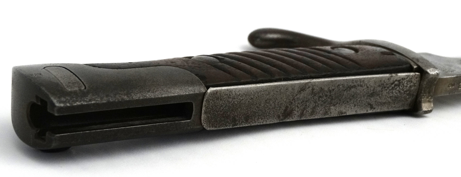 Baïonnette allemande S98/05 à dents de scie – Hammesfahr 1916 – WW1.
Zoom sur manche avec plaquette vue du dessous.