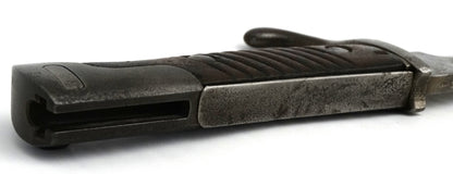 Baïonnette allemande S98/05 à dents de scie – Hammesfahr 1916 – WW1.
Zoom sur manche avec plaquette vue du dessous.