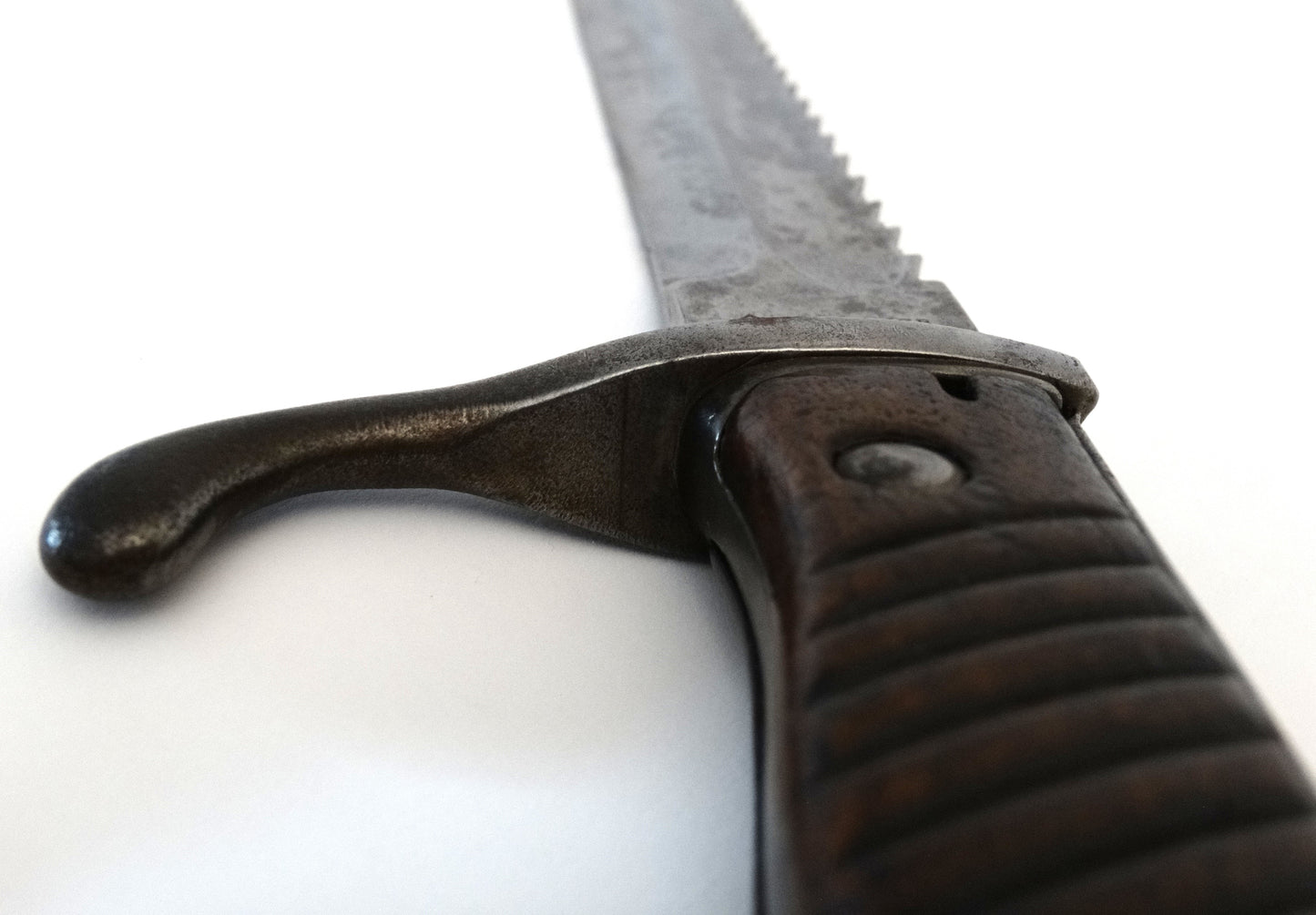 Baïonnette allemande S98/05 à dents de scie – Hammesfahr 1916 – WW1.
Zoom sur dessous de garde.