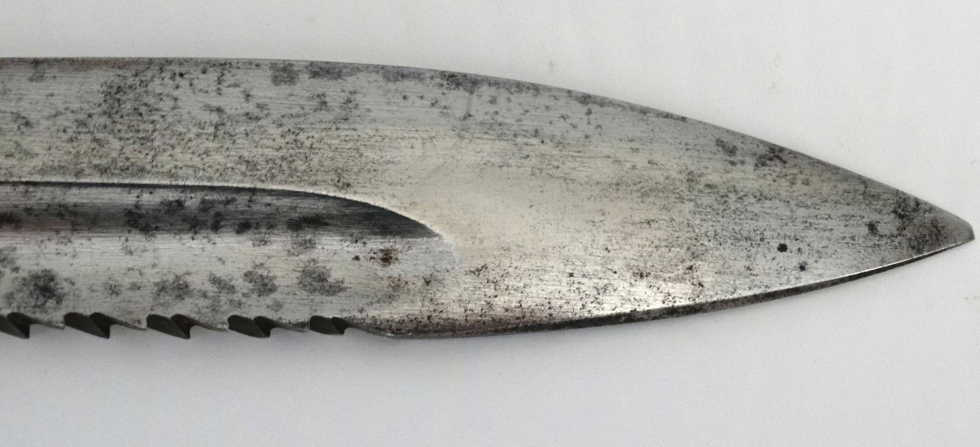 Baïonnette allemande S98/05 à dents de scie – Hammesfahr 1916 – WW1.
Zoom sur pointe de lame coté gauche.
