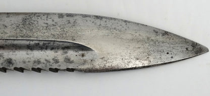 Baïonnette allemande S98/05 à dents de scie – Hammesfahr 1916 – WW1.
Zoom sur pointe de lame coté gauche.