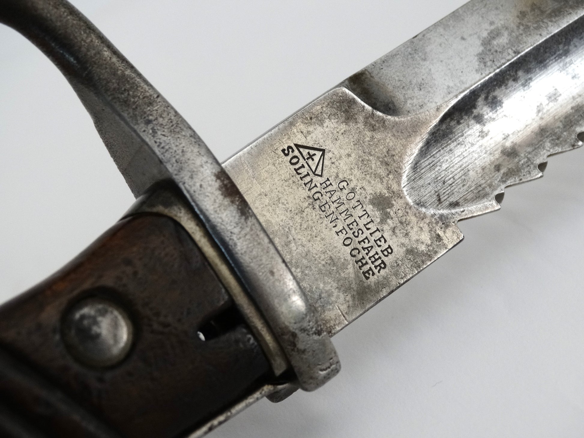 Baïonnette allemande S98/05 à dents de scie – Hammesfahr 1916 – WW1.
Zoom sur marquage de lame.