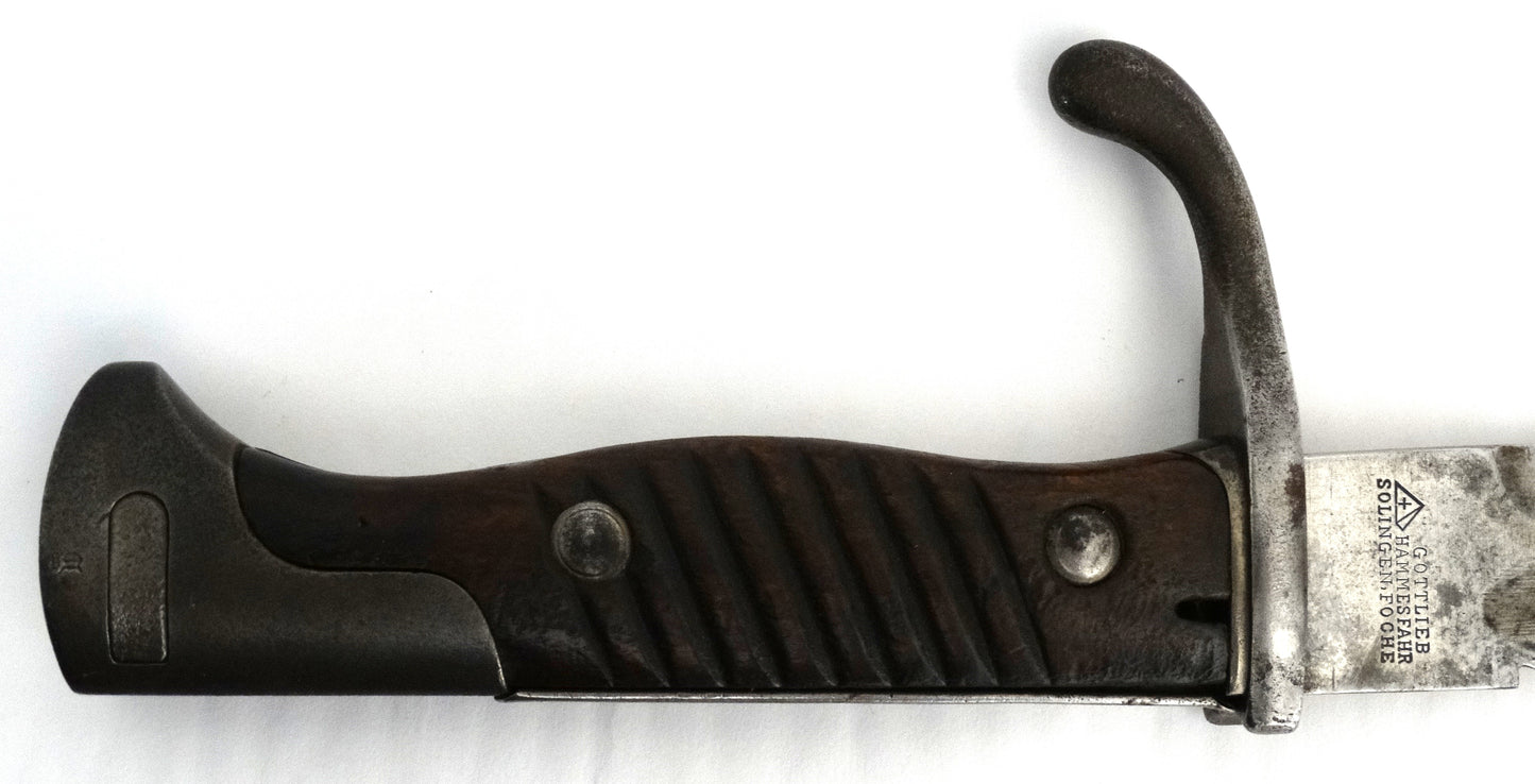 Baïonnette allemande S98/05 à dents de scie – Hammesfahr 1916 – WW1.
Zoom sur plaquette bois et marquage manche coté gauche.