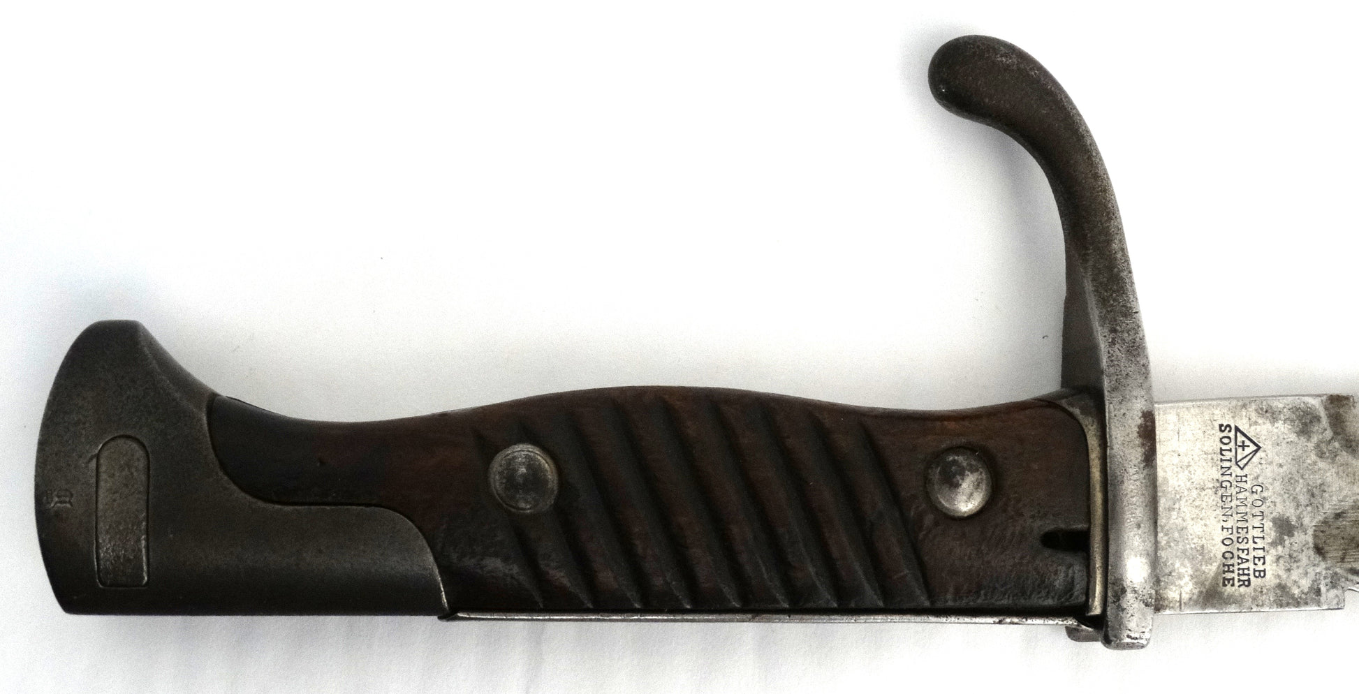 Baïonnette allemande S98/05 à dents de scie – Hammesfahr 1916 – WW1.
Zoom sur plaquette bois et marquage manche coté gauche.