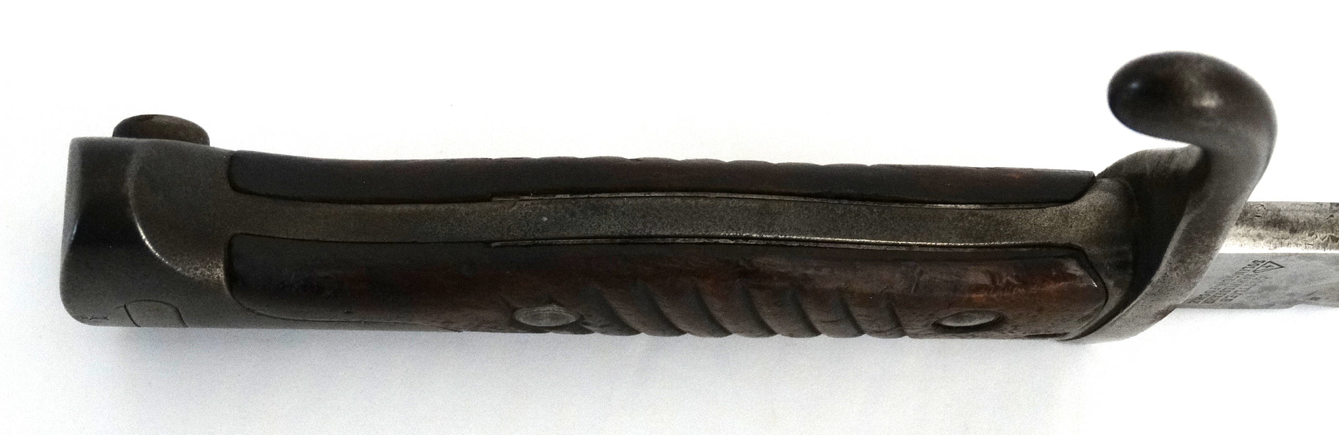 Baïonnette allemande S98/05 à dents de scie – Hammesfahr 1916 – WW1.
Zoom sur manche avec plaquette vues du dessus.