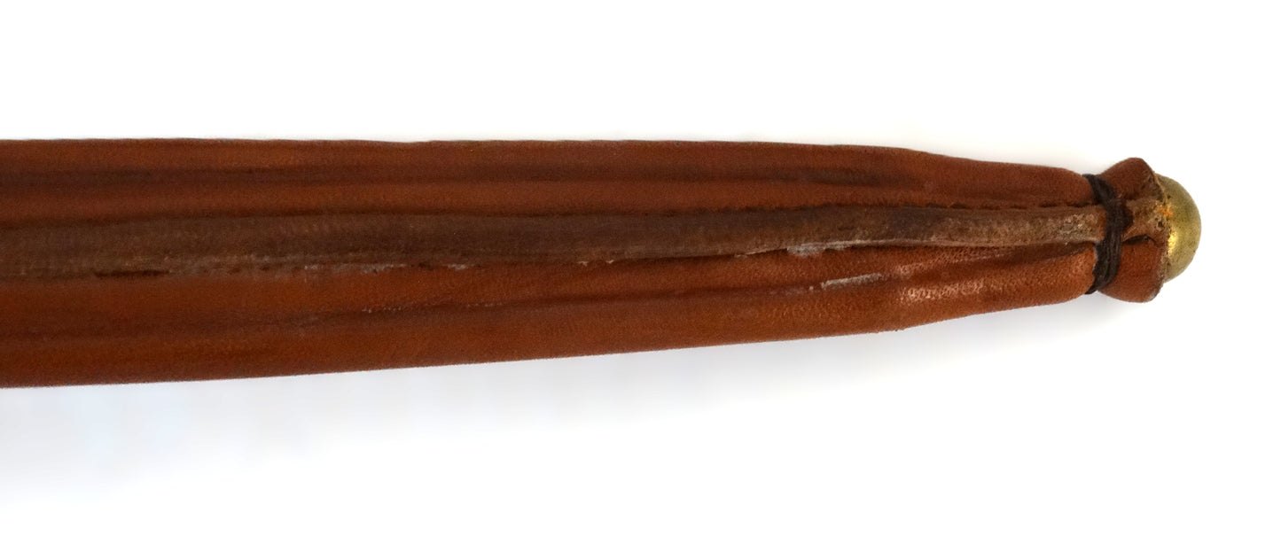Baïonnette de fusil modèle 1777 avec son fourreau – Réplique Pedersoli.
Zoom sur bout du fourreau avec ses coutures.