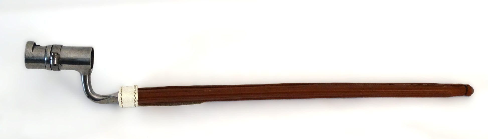 Baïonnette de fusil modèle 1777 avec son fourreau – Réplique Pedersoli.
Vue intégrale dans fourreau coté droit.