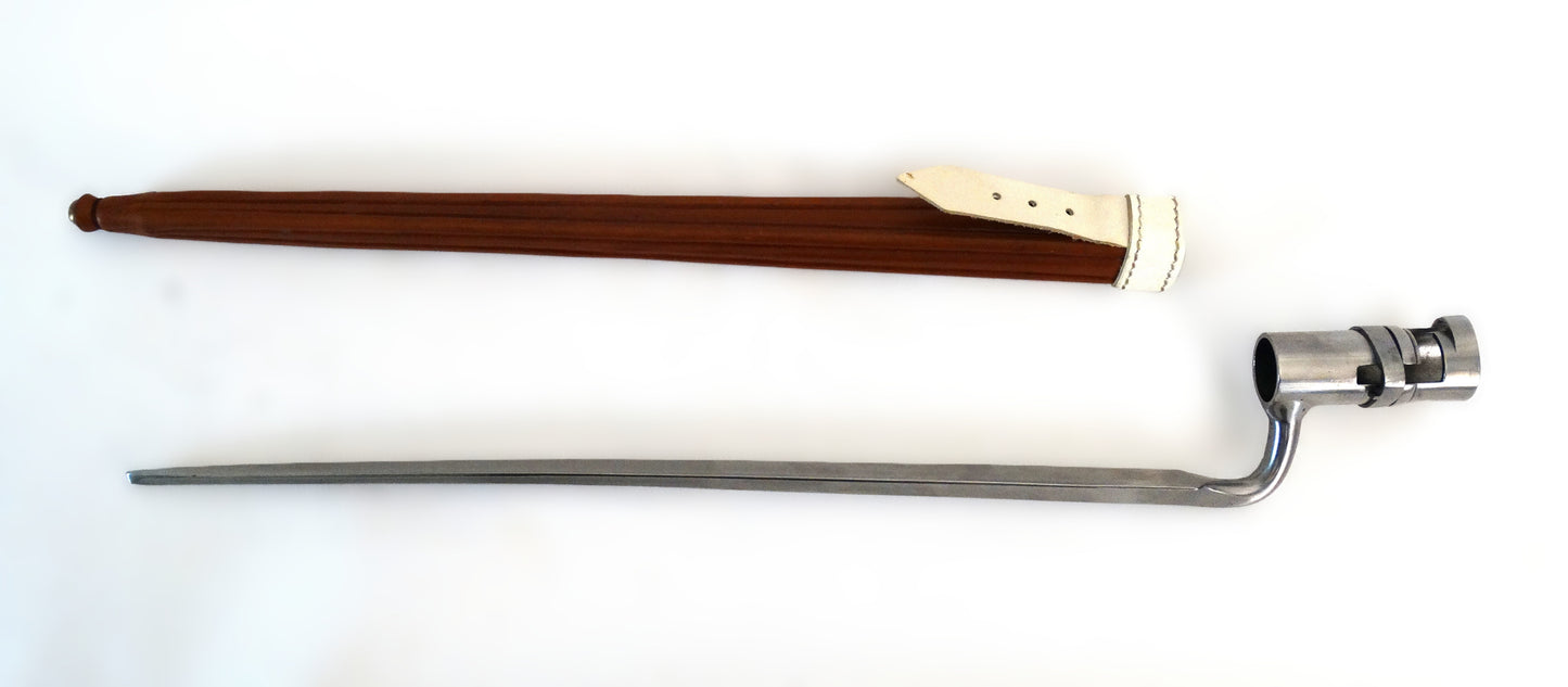 Baïonnette de fusil modèle 1777 avec son fourreau – Réplique Pedersoli.
Vue intégrale du lot coté gauche.