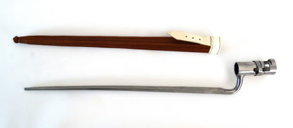 Baïonnette de fusil modèle 1777 avec son fourreau – Réplique Pedersoli.
Vue intégrale du lot coté gauche.