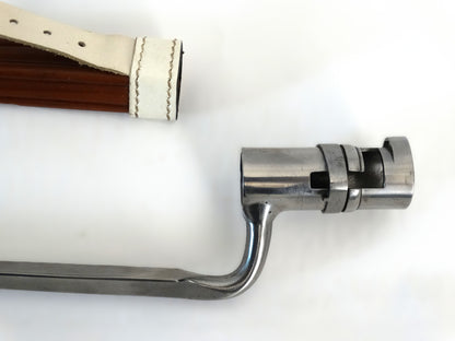 Baïonnette de fusil modèle 1777 avec son fourreau – Réplique Pedersoli.
Zoom sur douille coté droit.