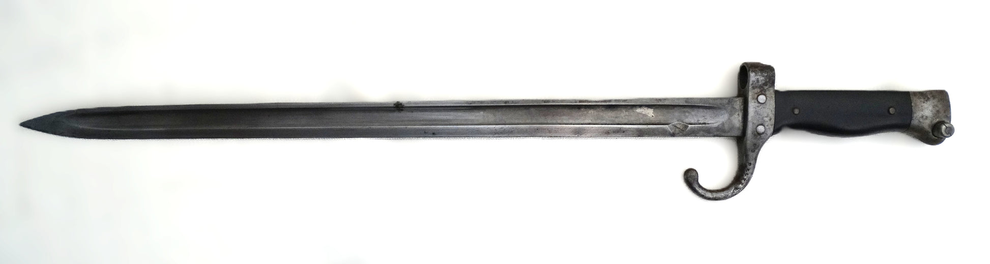 Baionnette_modele_1892_plaquettes_synthetiques_croisiere_marine_. coté gauche et marquage réglementaire sur quillon.