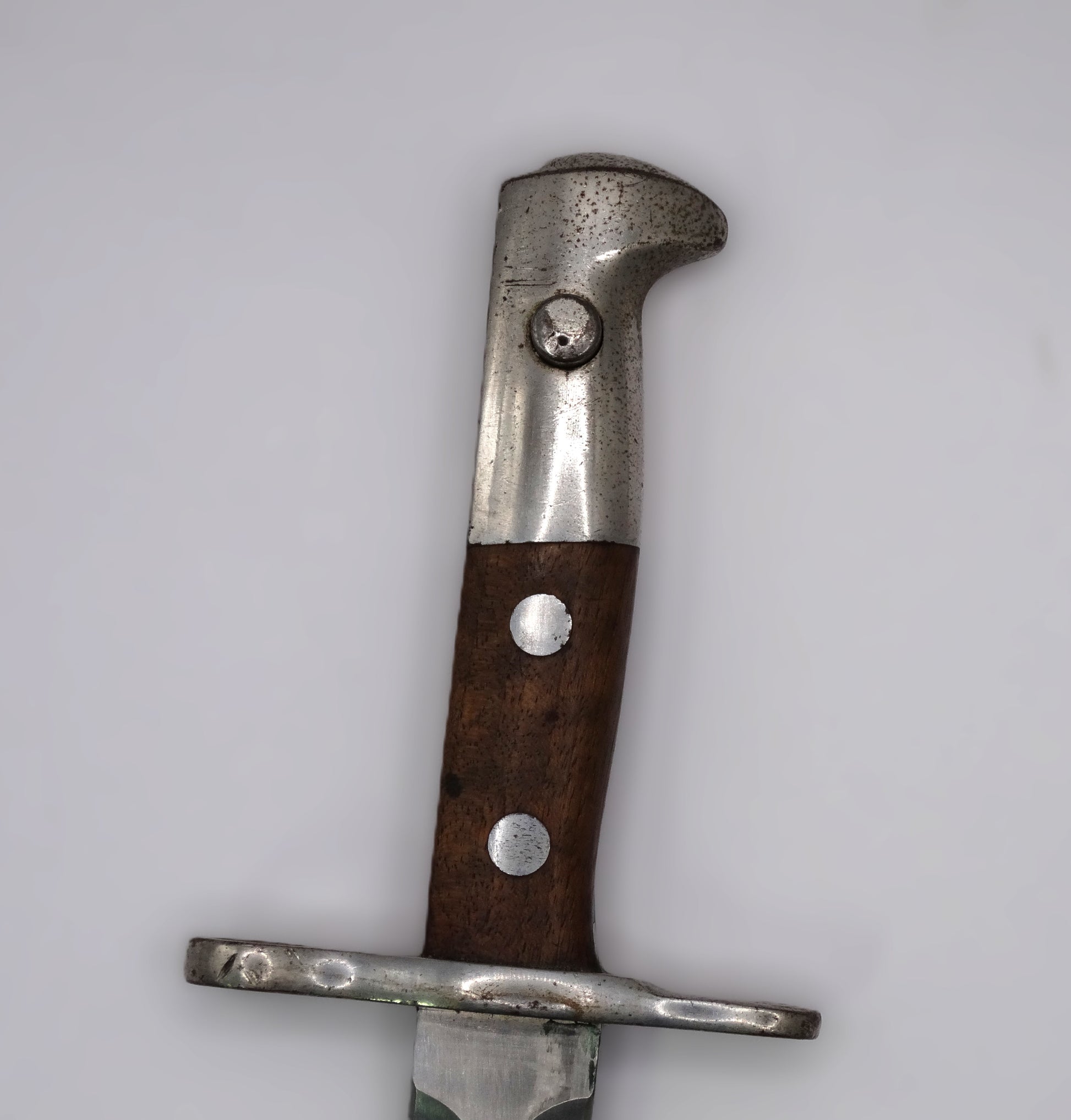 Baïonnette suisse Modèle 1889 – Schmidt-Rubin – Marquée « Elsewer Schwyz ». 
Zoom sur manche coté gauche.