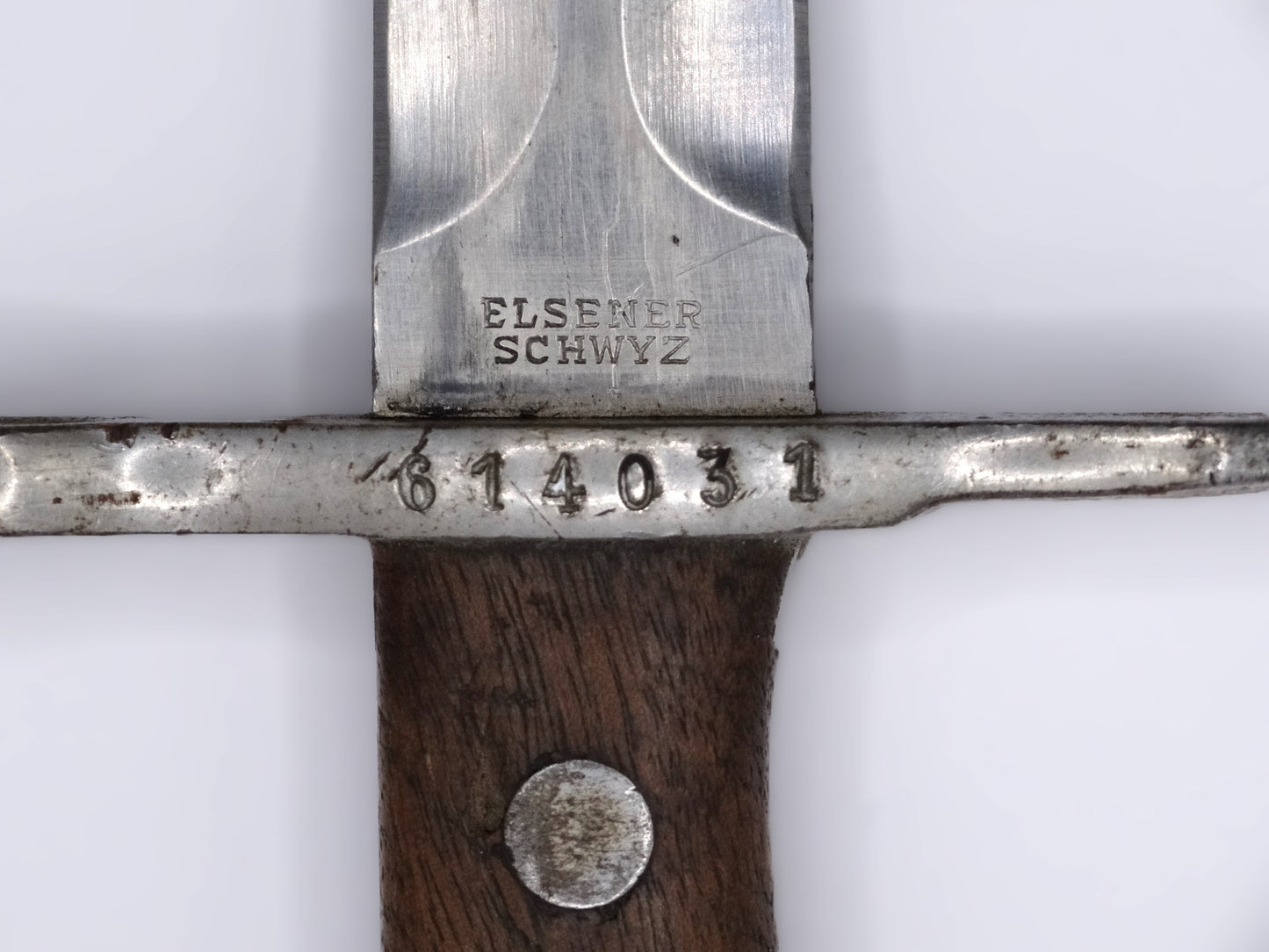 Baïonnette suisse Modèle 1889 – Schmidt-Rubin – Marquée « Elsewer Schwyz ». 
Zoom sur marquage et numéro de série.