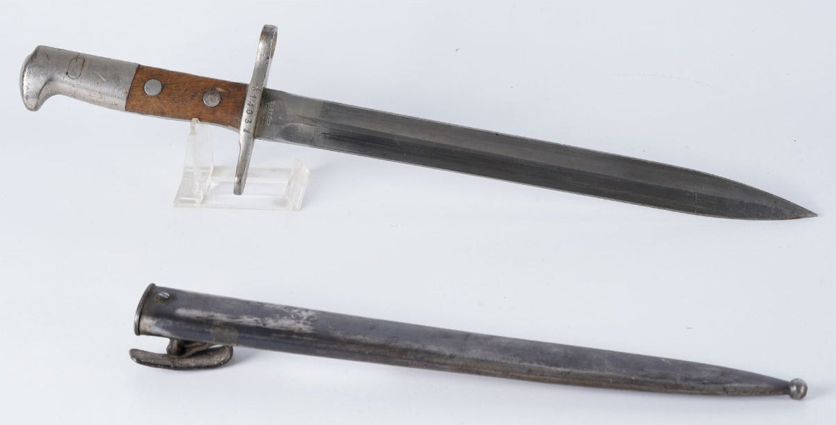 Baïonnette suisse Modèle 1889 – Schmidt-Rubin – Marquée « Elsewer Schwyz ». Vue intégrale coté droit avec fourreau et marquage.