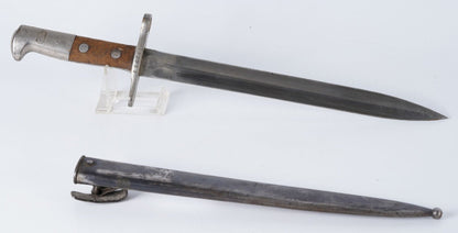 Baïonnette suisse Modèle 1889 – Schmidt-Rubin – Marquée « Elsewer Schwyz ». Vue intégrale coté droit avec fourreau et marquage.