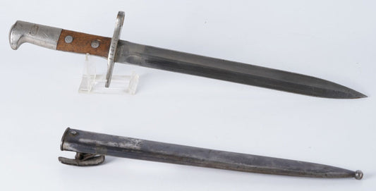 Baïonnette suisse Modèle 1889 – Schmidt-Rubin – Marquée « Elsewer Schwyz ». Vue intégrale coté droit avec fourreau et marquage.